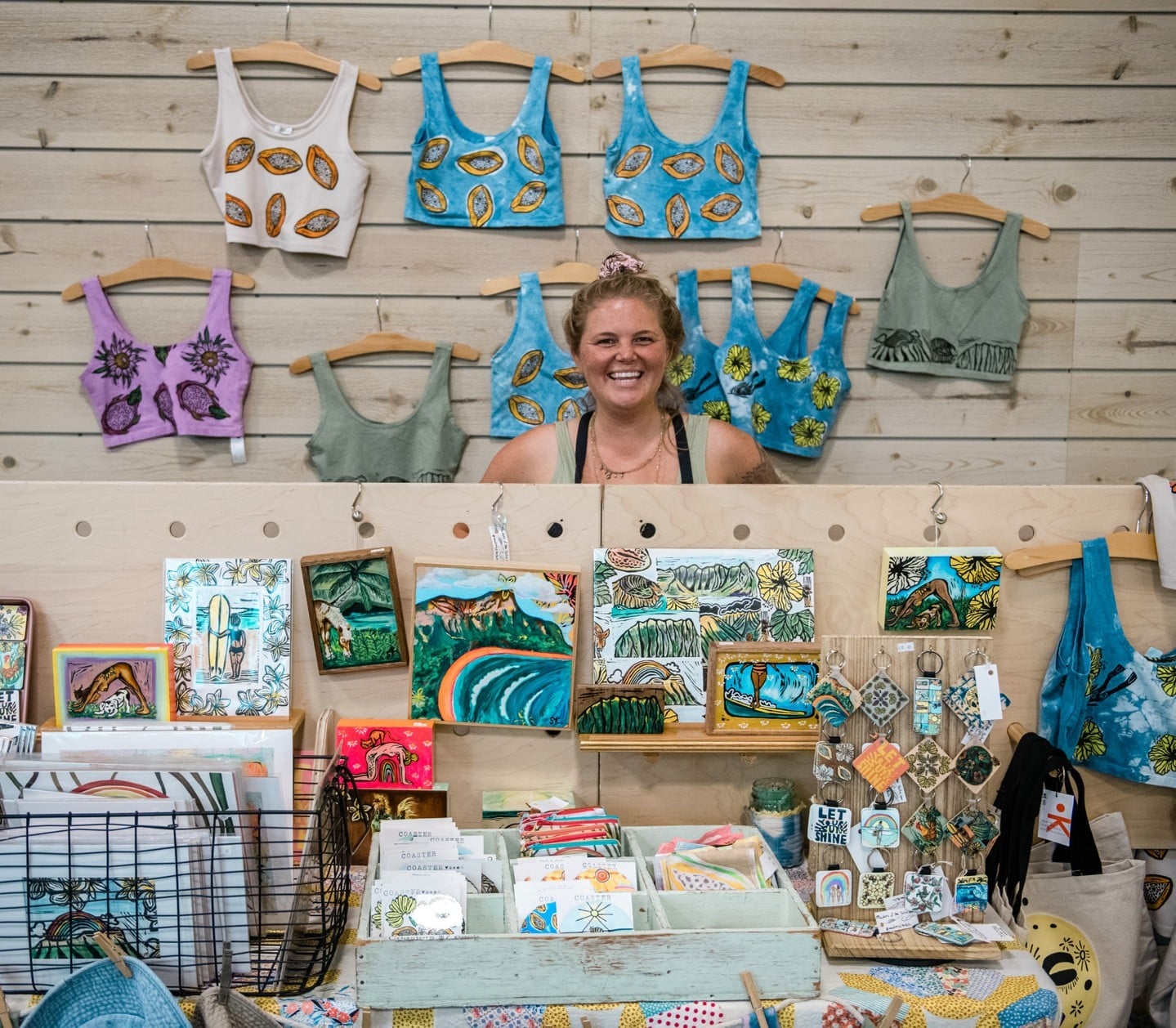 Explore one-of-a-kind finds @artandflea and discover a diverse mix of vendors showcasing some of Hawai‘i’s talented artisans. This pet-friendly event will be held from 10am – 3pm, Saturday & Sunday, November 26 & 27 and December 10 & 11 at the East Village Shops next to Nordstrom Rack. Click the link in our bio to learn more.