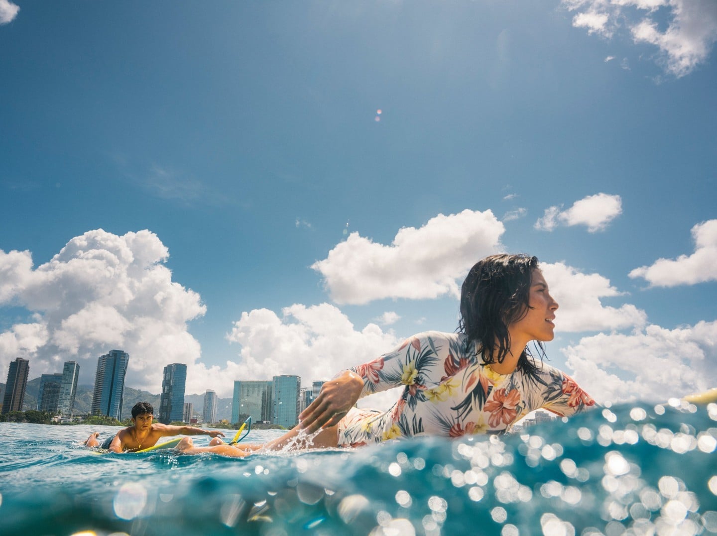 Know before you go! Tap the link in our bio to check your favorite South Shore breaks on our live surf cam before paddling out. #weekendsatward #honolulu #surf