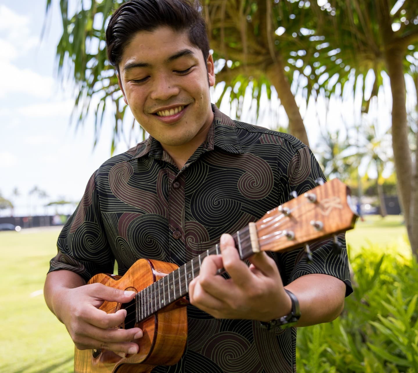 Don’t miss the last Aloha Friday Holiday Music Series pop-up of the year! Listen to @micahganiron on Friday, December 30 from 12pm – 1pm at the South Shore Market Courtyard.