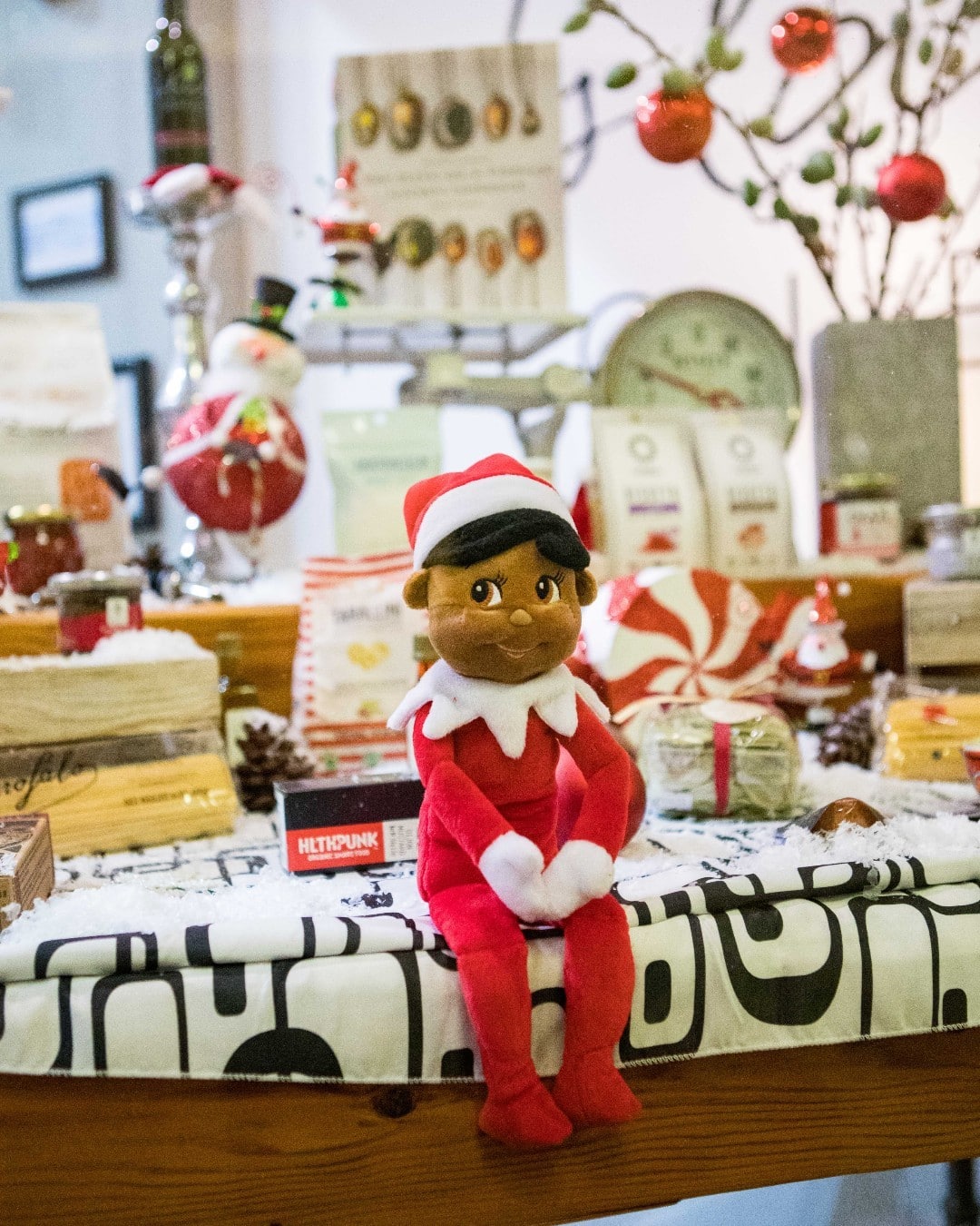 How many hidden elves have you found around the neighborhood? Participate in our Elf Scavenger Hunt now through December 16 for a chance to win a $100 gift card to the Ward Village store or restaurant of your choosing! Click the link in our bio for all the details.