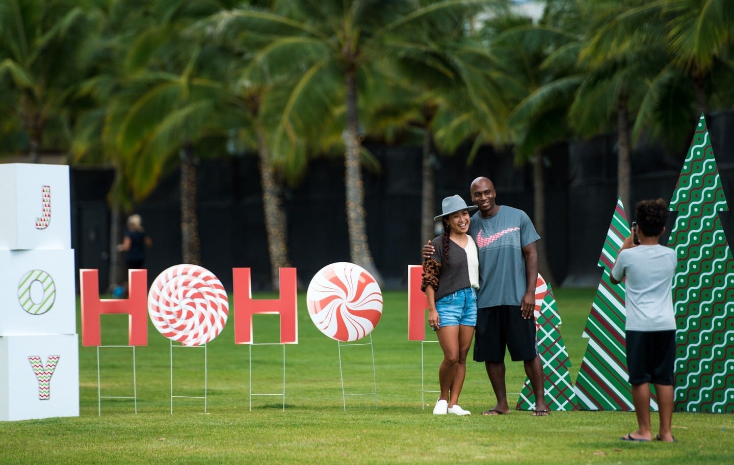 Sip hot cocoa and snack on pizzelle cookies from @kaleleeats at our Holiday Celebration on December 10 from 4pm – 7pm at Victoria Ward Park. Be sure to snap a photo in front of our holiday-themed backdrop and create a custom tree ornament with @juniper.calligraphy, while supplies last. #wardvillage #honolulu #happyholidays #oahu