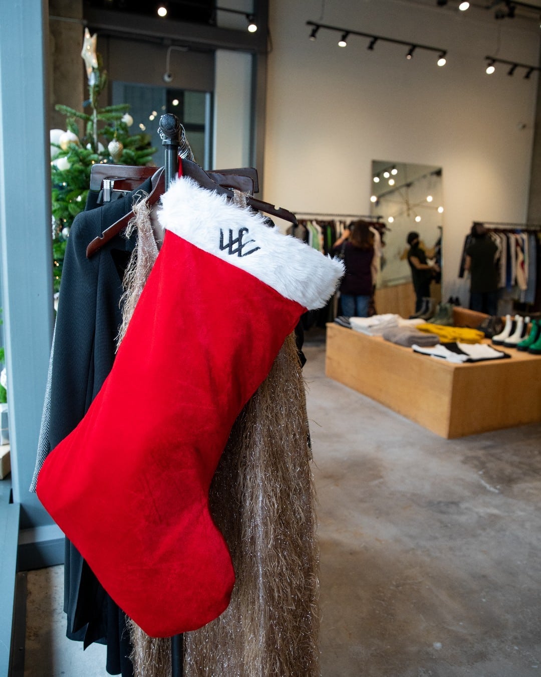 Stocking Stuffer Saturday & Sundays are back at Ward Village! Look for the larger-than-life stockings hanging in the windows at participating retailers to guide you to the perfect petite presents. Click the link in our bio for a list of locations.