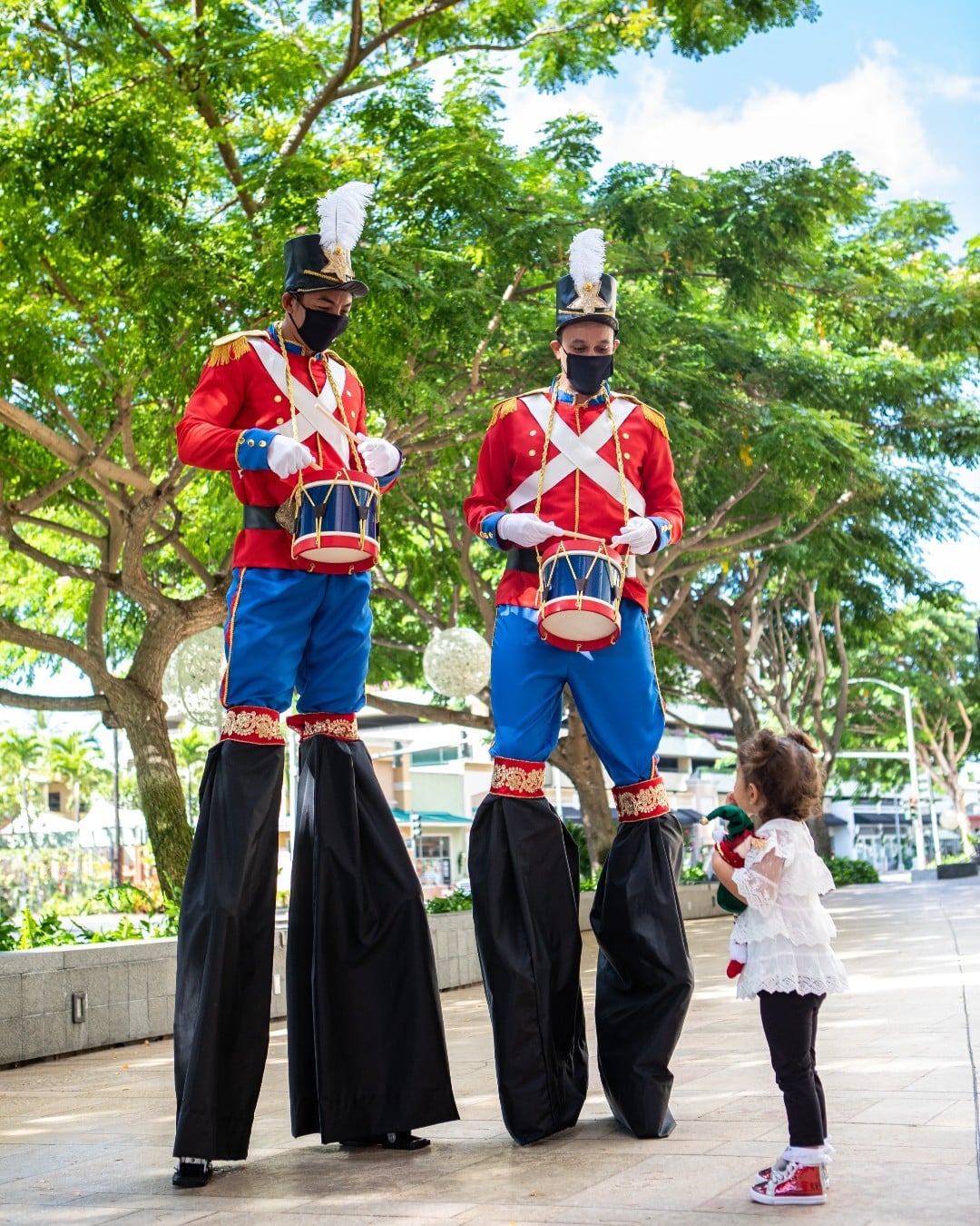 This weekend, create new traditions at Ward Village with our holiday living activations and strolling musicians located throughout the neighborhood. With music-filled streets, festive decorations and holiday happenings, you’ll find something for the whole family to enjoy!
