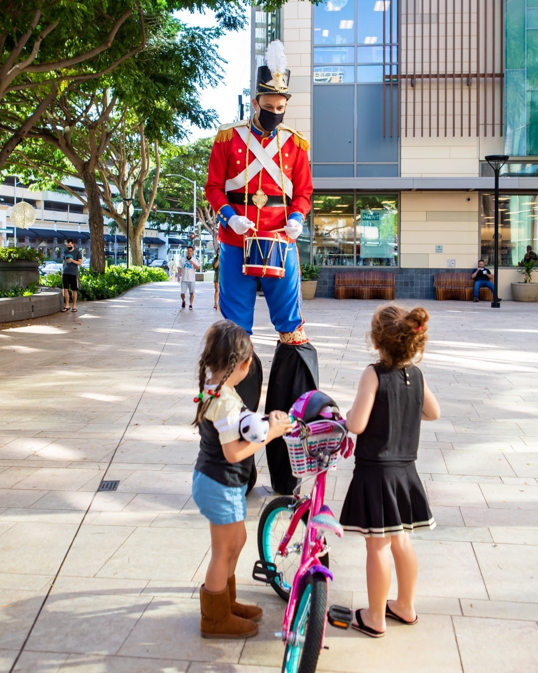 While you’re shopping this weekend, snap a photo with our Drummer Boy Stilt Walkers on Saturday and Sunday from 3pm – 6pm. And join us on December 23 and 24 when our Reindeer and Snowman Stilt Walkers visit Ward Village. See the full schedule of living activations on our Holiday Guide at the link in our bio.