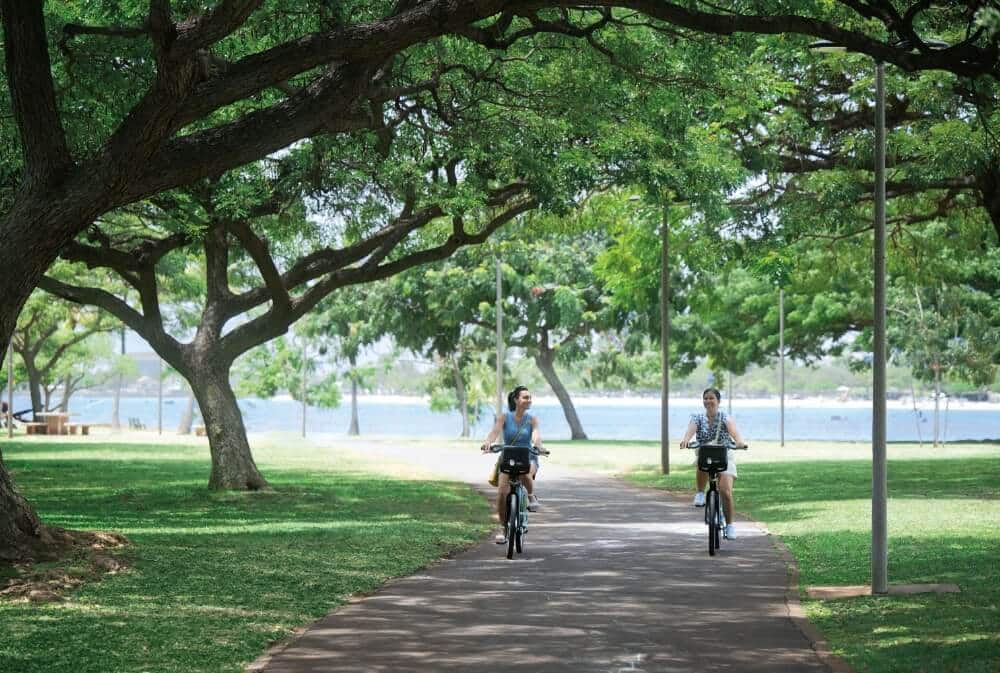 Cruise the neighborhood on two wheels with conveniently positioned @gobikihi bike racks stationed throughout Ward Village.