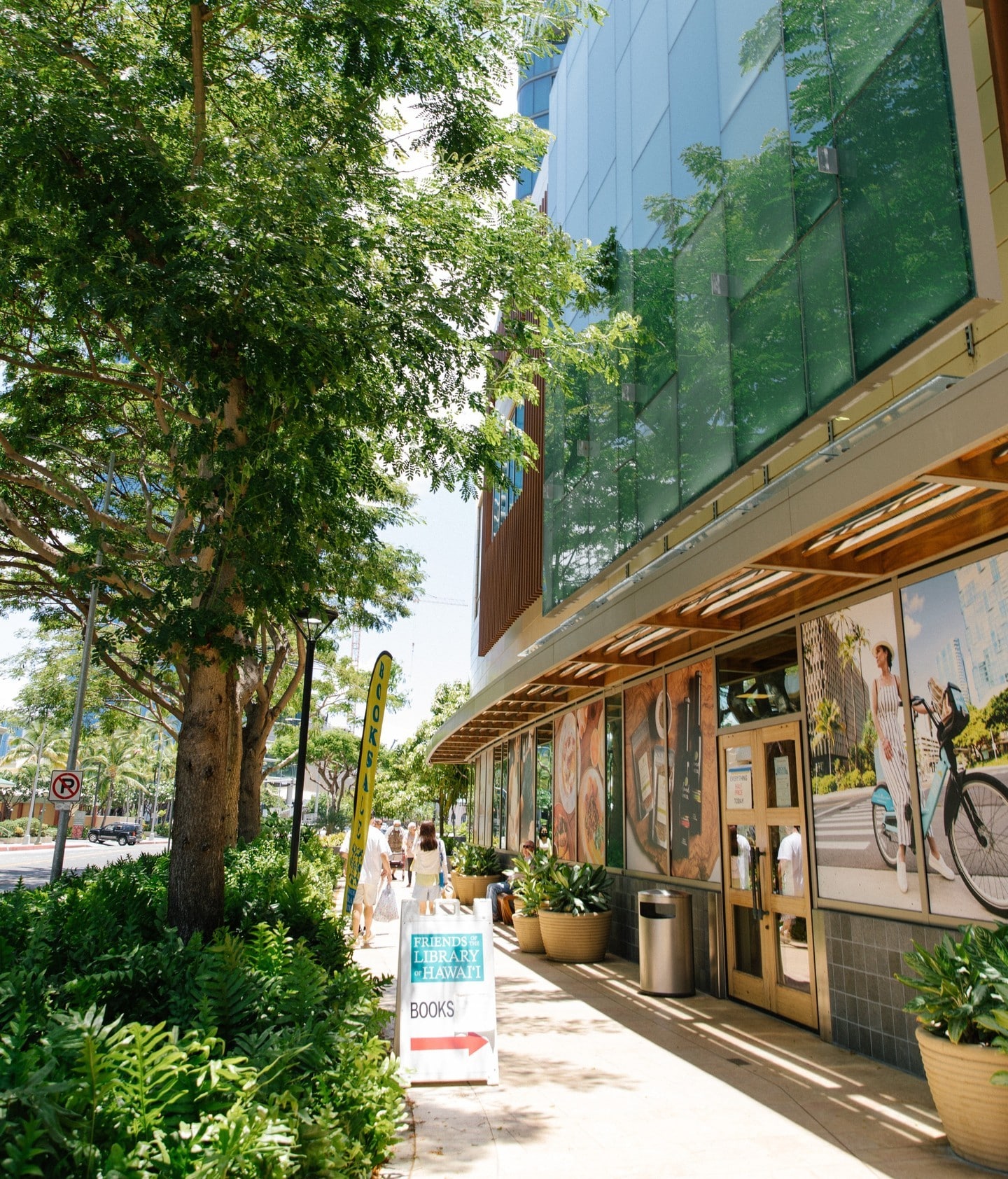 Join us for the @hawaiilibraryfriends Music & Book Sale on January 14 – 16 and January 20 – 22. Browse a variety of records, CDs, DVDs, new and used books, comics and manga in support of Hawaiʻi’s public libraries. #wardvillage #honolulu #hawaii #booksale