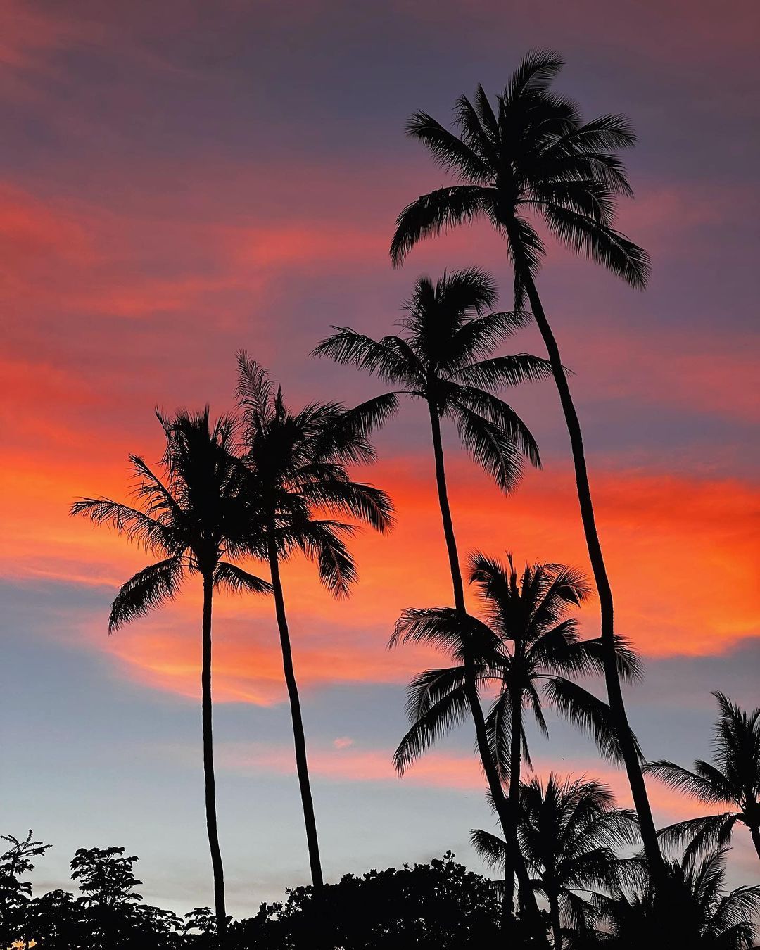 Wind down your day with a South Shore sunset. We hope you enjoyed your weekend! Photo by @kurtstevensphotography #wardvillage #honolulu #luckytolivehawaii