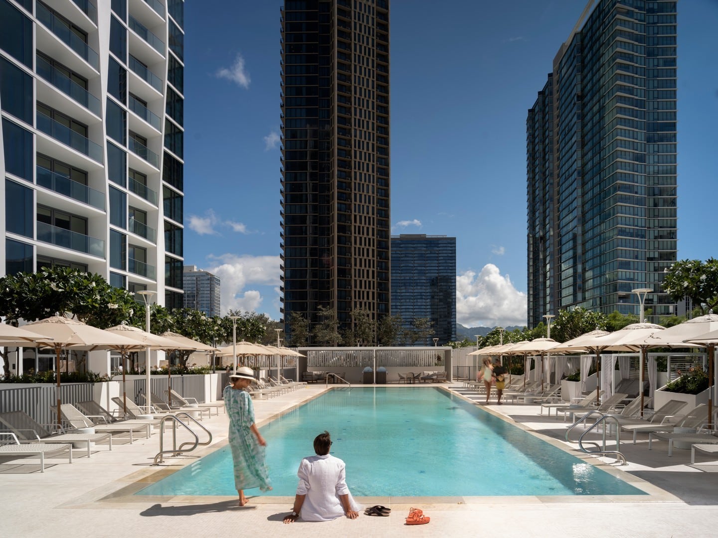 Explore the beautifully curated amenity and leisure spaces on the Level 8 Deck at Kōʻula. Visit the link in our bio to learn more about the Sunset Lounge, resort-style pool and spas, and fitness center.