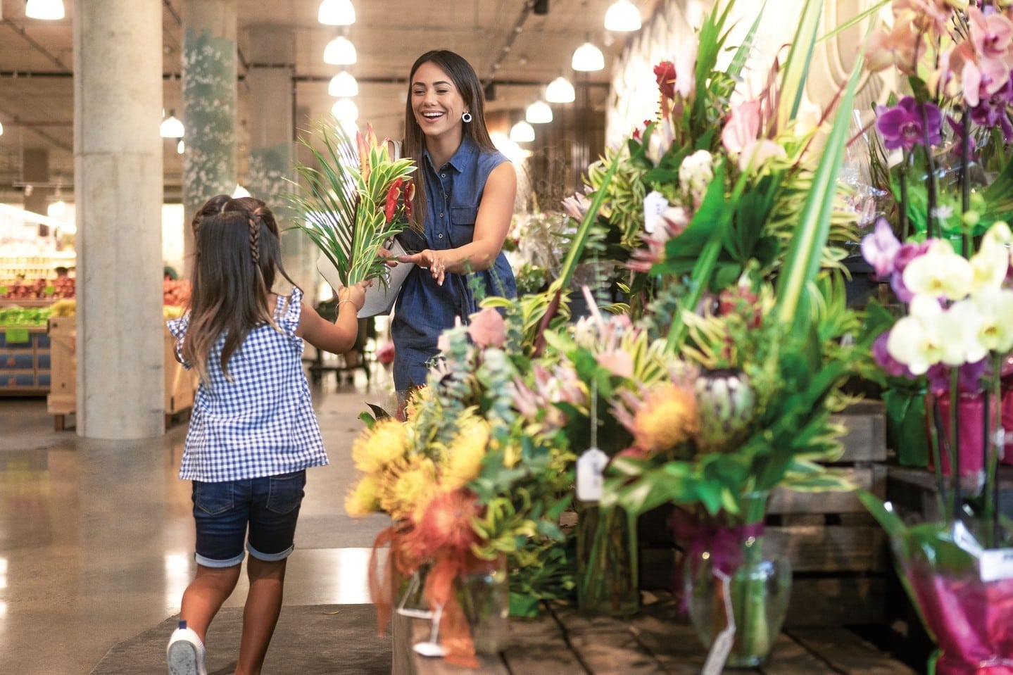 With Valentine’s Day right around the corner, choose a bouquet of blooms or fragrant lei from one of the many neighborhood florists in Ward Village. Visit the link in our bio to explore a variety of shops to find the perfect gift.