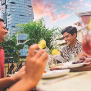 Celebrate spring with a meal alfresco! Enjoy a South Shore sunset at a variety of eateries and cafés in the neighborhood.