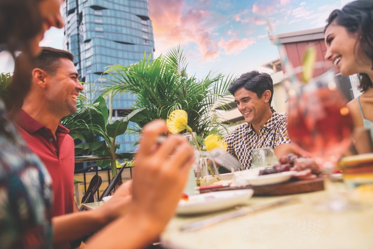 Celebrate spring with a meal alfresco! Enjoy a South Shore sunset at a variety of eateries and cafés in the neighborhood.