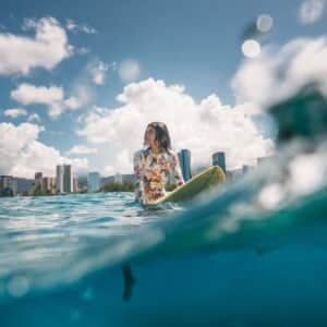 Skip the commute by checking the surf conditions before you paddle out! Our South Shore Surf Cam is live 24/7, streaming all your favorite breaks including Ala Moana Beach Park, Kewalos, Concessions, and more. Visit the link in our bio .