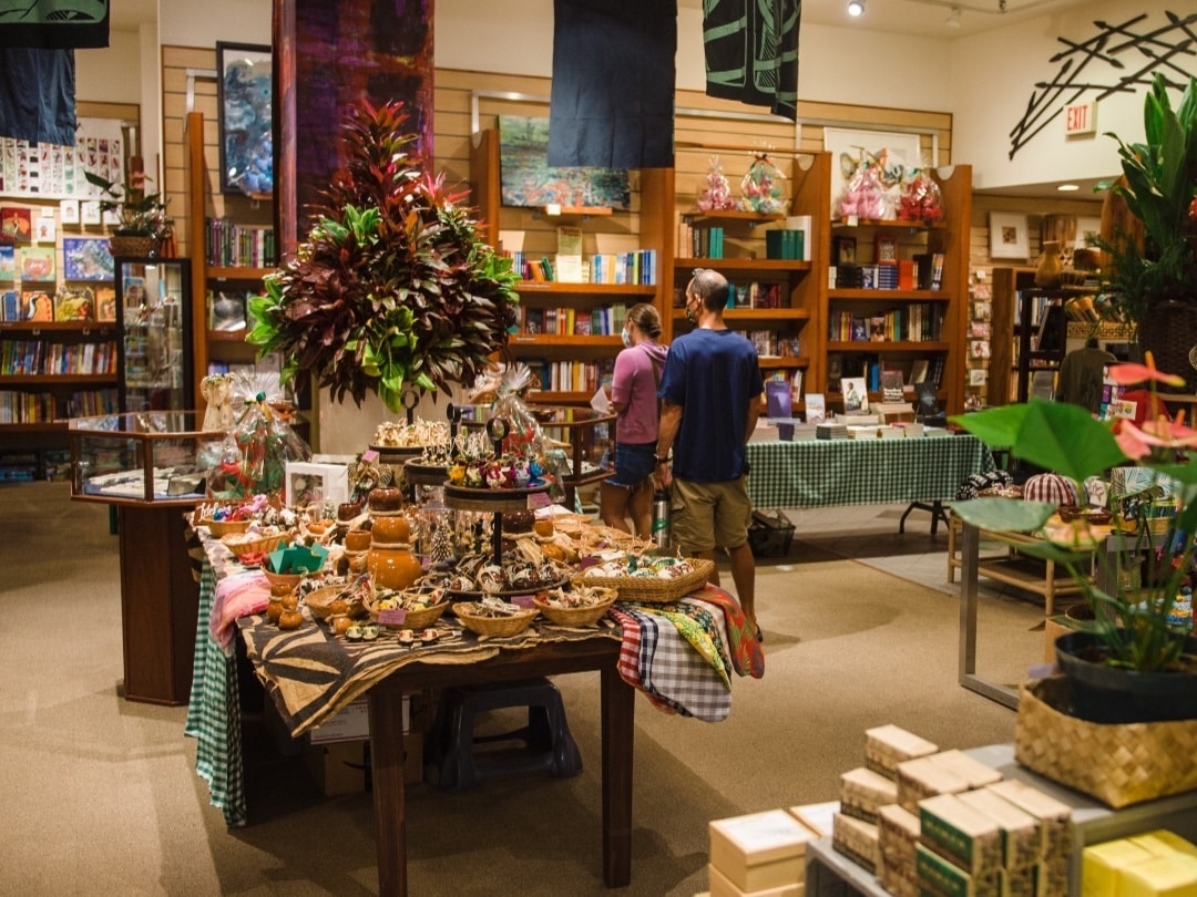 Visit @na_mea_hawaii for books about all things Hawaiʻi. Browse a varied selection, including Hawaiian mythology, marine life, regional cooking, hula, Polynesian voyaging, music, and more. Read about this neighborhood treasure recently featured in @hawaiimagazine at the link in our bio. #hawaii #wardvillage