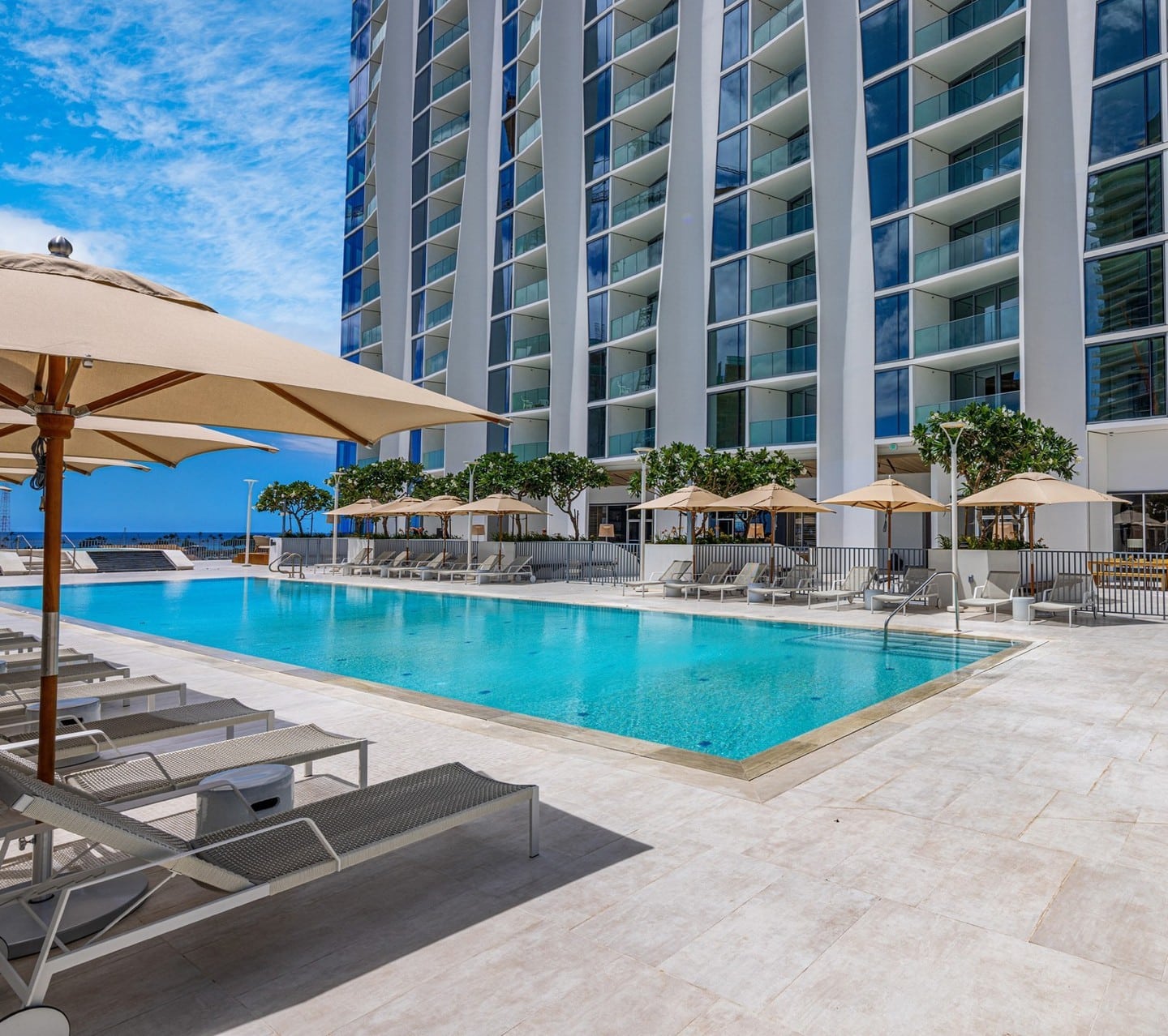 At Kōʻula, experience thoughtfully designed leisure and amenity spaces on the Level 8 Deck. Visit the link in our bio to learn more about the Sunset Lounge, resort-style pool and spas, and fitness center.