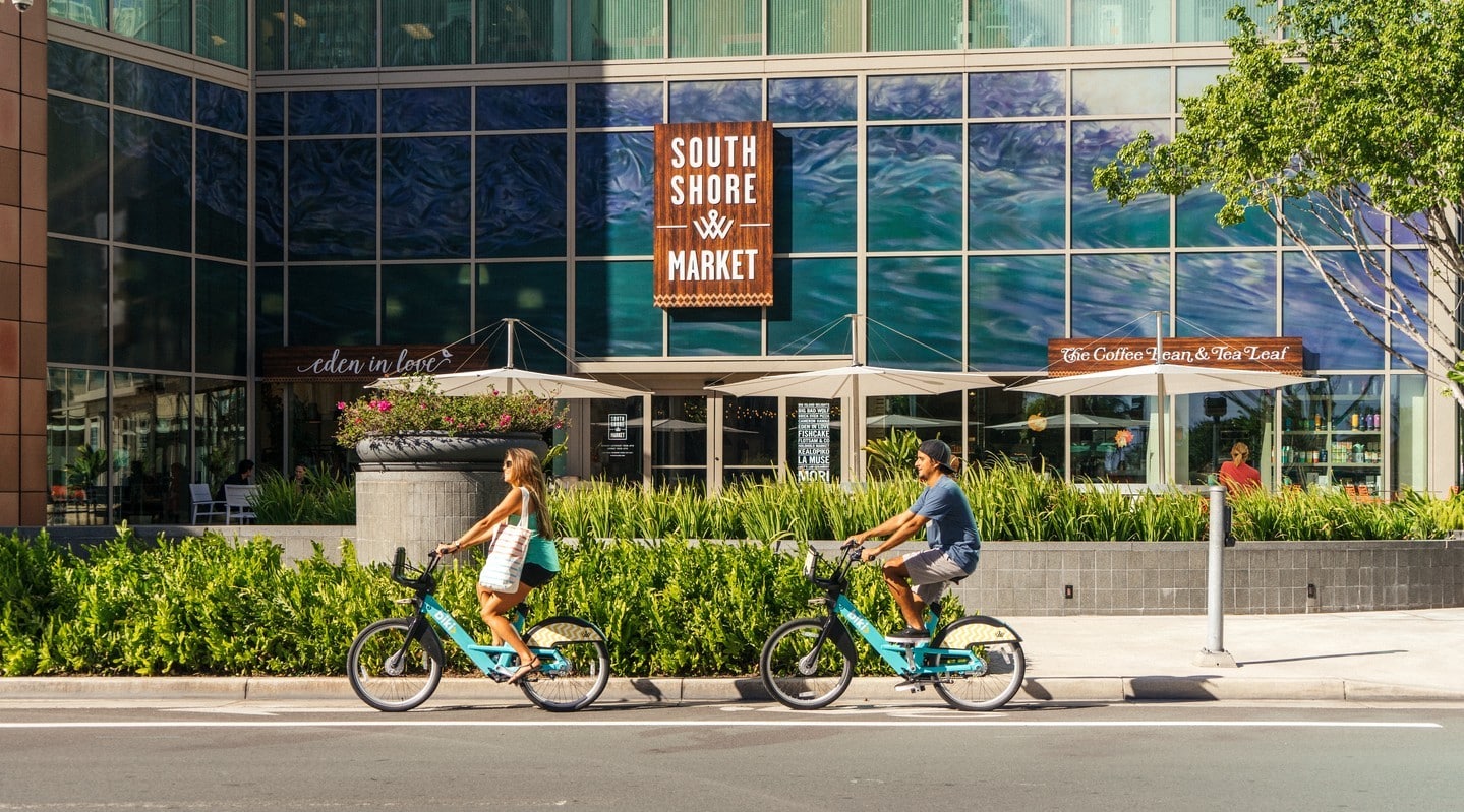 Cruise the neighborhood on two wheels! Stop off to browse the unique boutiques, explore our spacious parks, or take a break for a beverage at one of your favorite cafés or eateries. #wardvillage #hawaii