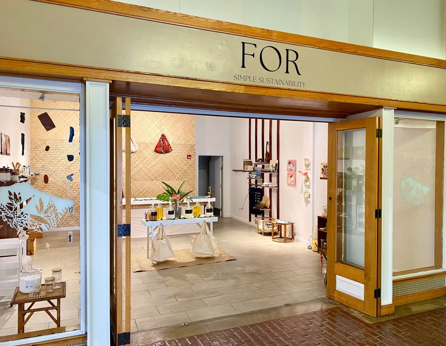 Welcome to the neighborhood, @for_simplesustainability! Visit the new Ward Centre boutique to shop eco-living and refill products with a focus on sustainability driven by a passion for preservation, culture, and Hawaiʻi.