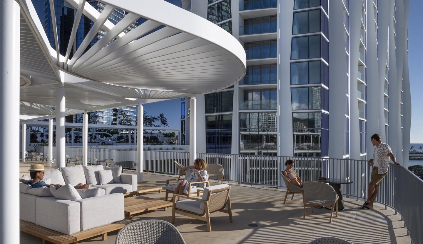 At Kōʻula, entertain friends and family at the open-air Sunset Lounge Dining & Bar a resort-style amenity space overlooking Victoria Ward Park. Learn more about this indoor-outdoor lifestyle at the link in our bio.
