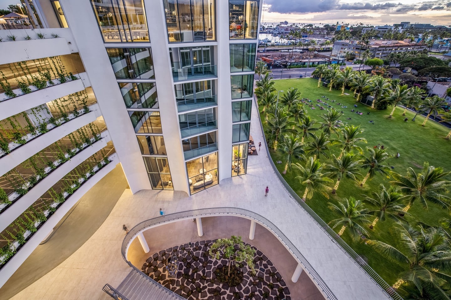 At Kō‘ula, the lush green space of Victoria Ward Park serves as an extension of your home, the perfect place for picnics and playtime. Click the link in bio to learn more about the thoughtfully designed spaces and nature surrounding Kō‘ula.