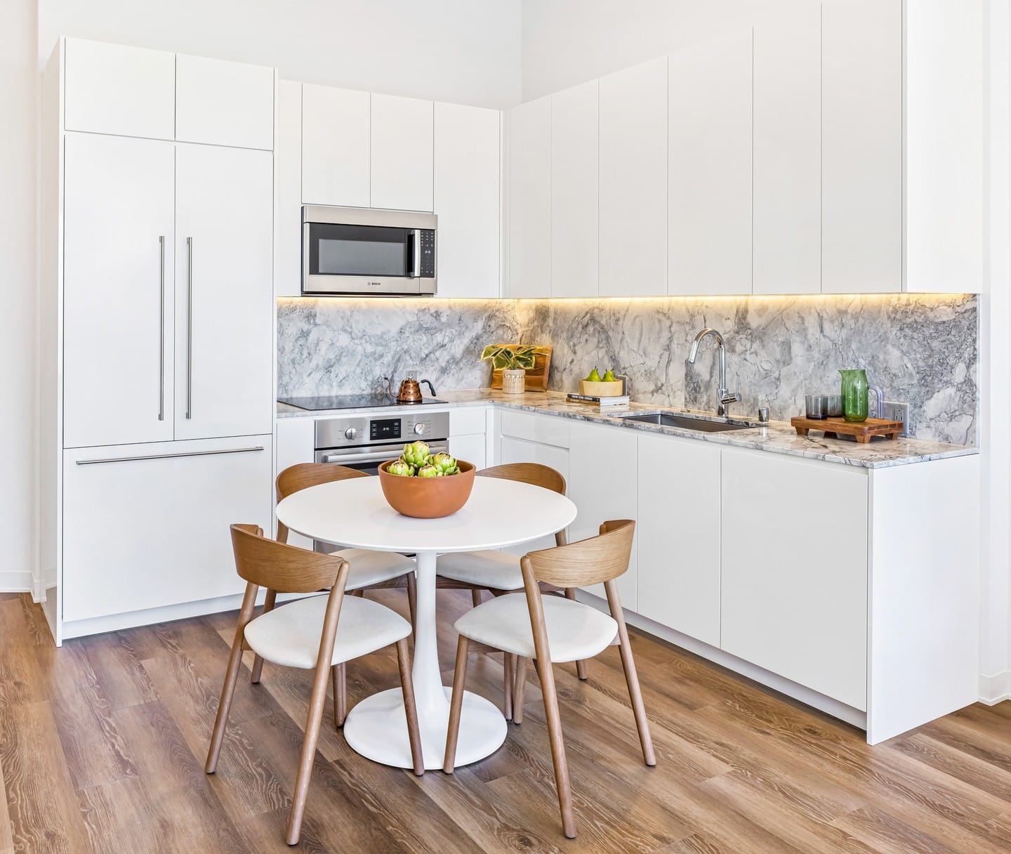 Step into the sophisticated kitchens at ‘A‘ali‘i with custom details, natural stone countertops, and a Bosch suite of appliances. Visit the link in our bio to learn more about these furnished move-in ready residences.