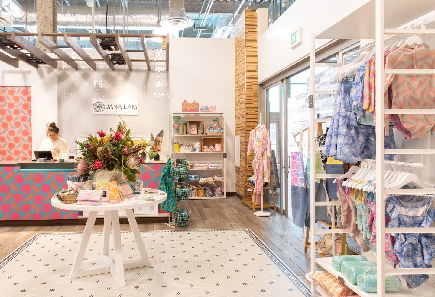 At South Shore Market, explore one-of-a-kind finds at a diverse mix of retailers, including unique local boutiques showcasing some of Hawai‘i’s most talented entrepreneurs.