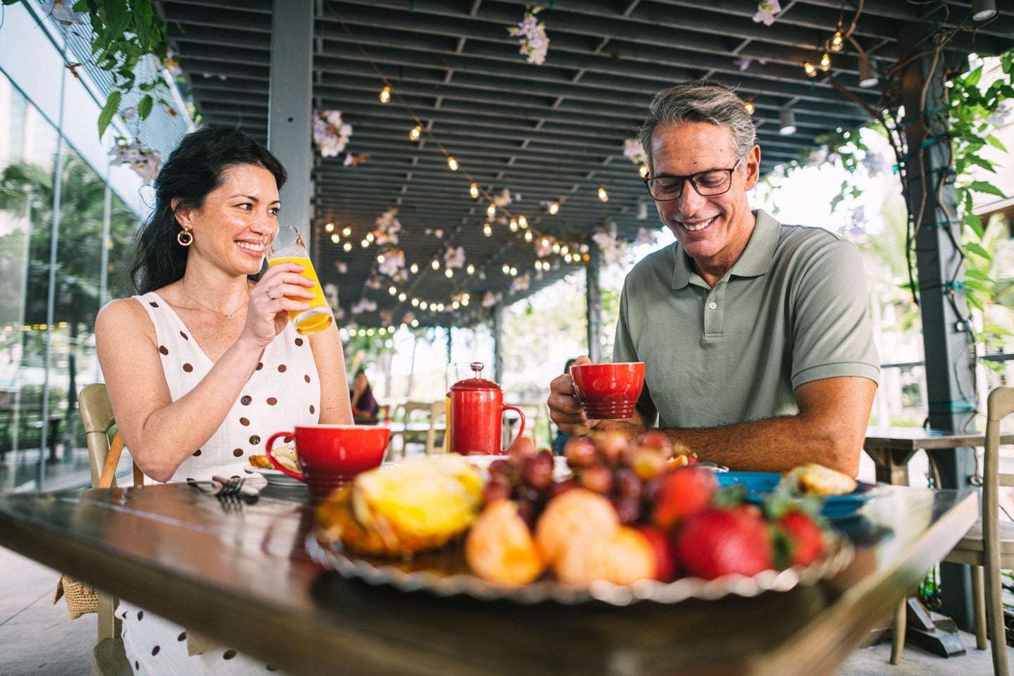 Enjoy the island’s beautiful weather with a meal alfresco. At Ward Village, there are a variety of globally inspired eateries offering breakfast, brunch, lunch, and dinner!