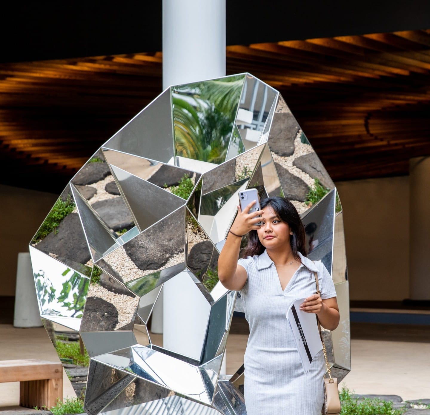Today on International Artists Day, we invite you to discover the inspiring installations, sculptures, and murals throughout the neighborhood. Plus, pop into our local shops and boutiques to explore a unique variety of works from Hawaiʻi artists and artisans.