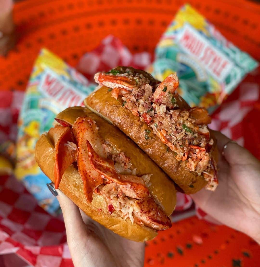 Happy 5th Anniversary to @fatcheekshawaii! Visit the eatery in Ward Centre on November 7 to enjoy specials on their famous lobster roll, while supplies last. Photo by @baysacfoodies