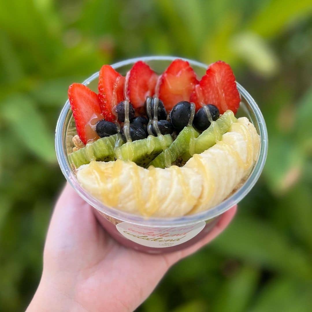 It’s World Vegan Month! Celebrate at one of the many vegan-friendly eateries in the neighborhood, such as @wildkindhawaii, @jinyaramenbar, @pesoneighborhood, @naluhealthbar, @mailesthaibistro, or @holeygraildonuts.